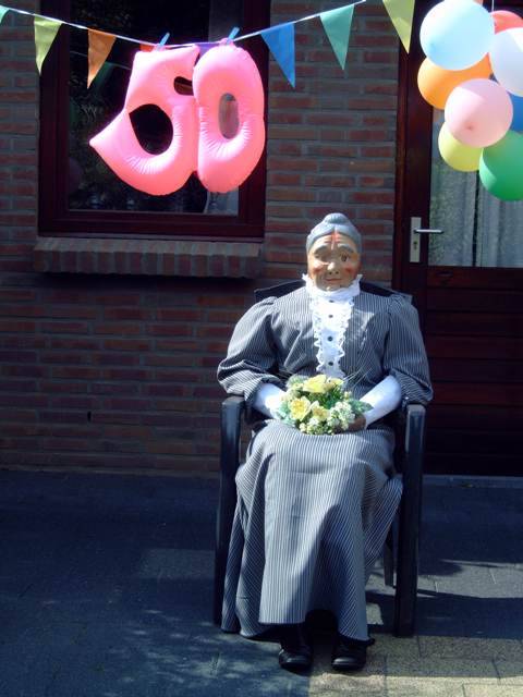 pack overzee In beweging Mooie zittende SARAH POP, nette dame, huren bij de Feestbordenshop in  Limburg